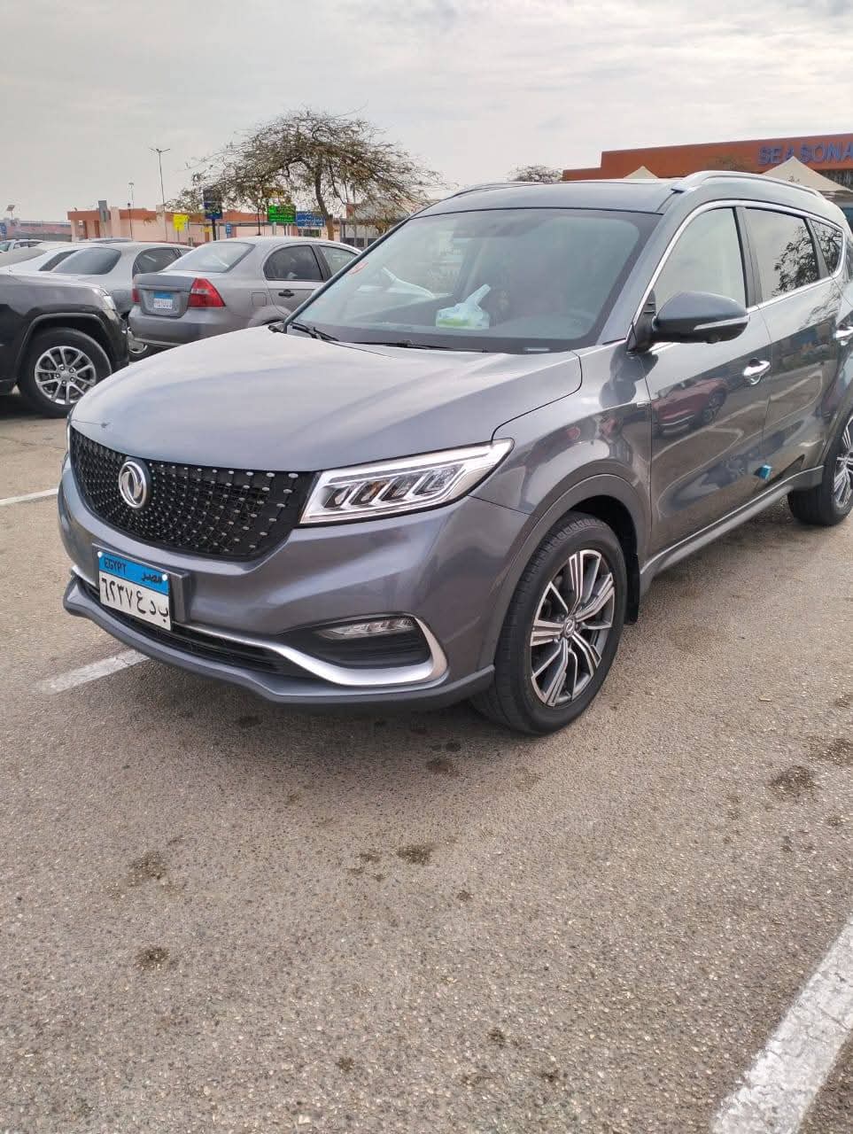 سيارة SUV حديثة